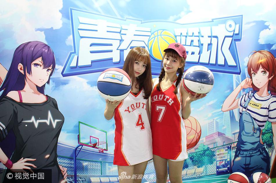 镜头特写一位正在抛掷篮球的宝贝,她身体后仰成一道优美的弧线,发丝在空中飞扬,专注的神情和跃起的姿态充满了动感与力量之美。