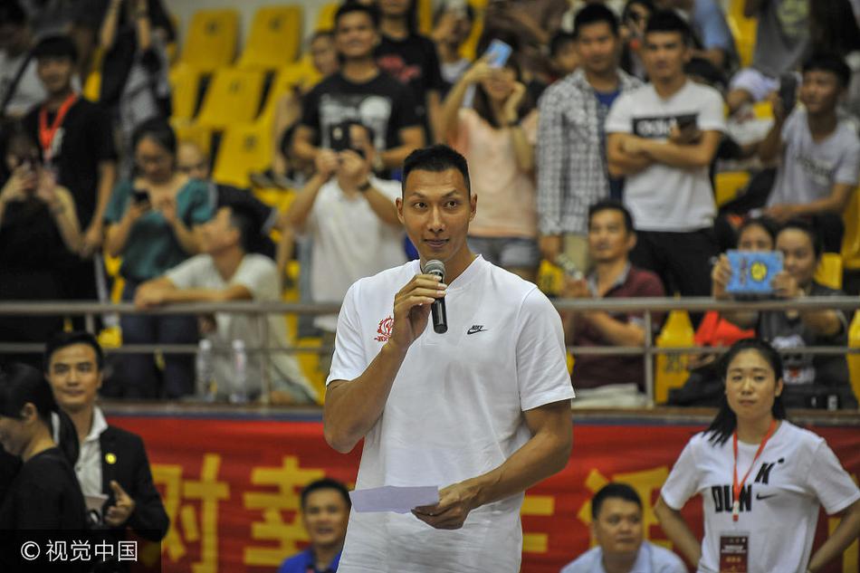 身披晚霞余晖，易建联踏入灯光璀璨的体育馆，举手投足间尽显巨星风范，瞬间引爆了现场千余名守候多时的球迷的热情。