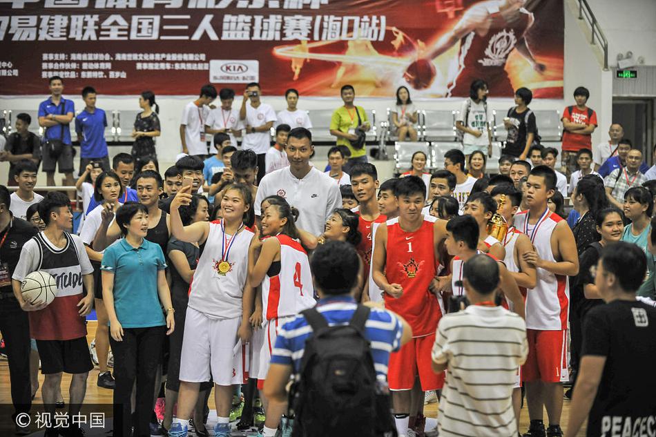 易建联在闭幕式上致辞，他真诚地感谢每一位参与者的付出，并坚信三人篮球将在海南这片热土上茁壮成长。