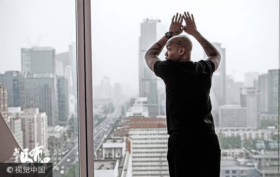 在电影《我是马布里》的片场，导演杨子正在为吴尊和马布里说戏，两人认真倾听，身后的篮球场记录着他们为角色付出的努力与汗水。