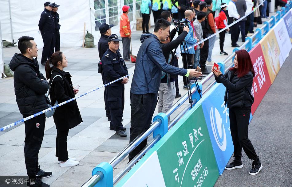 杜锋穿着一身深色运动休闲装,面带微笑地低着头操作手机,屏幕上正是他的个人二维码。站在他对面的冬日那身体微微前倾,耐心等待着这跨越体育项目的“连线”完成。