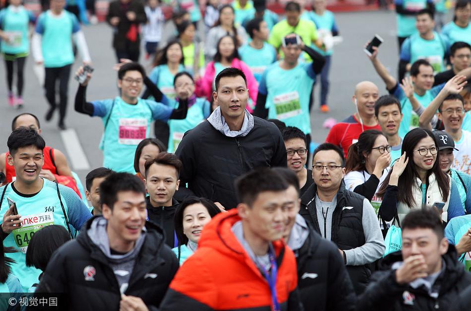 面带温暖笑容的易建联身穿厚实外套，在晨光中慢跑，身边紧紧簇拥着热情的跑友，气氛热烈而融洽