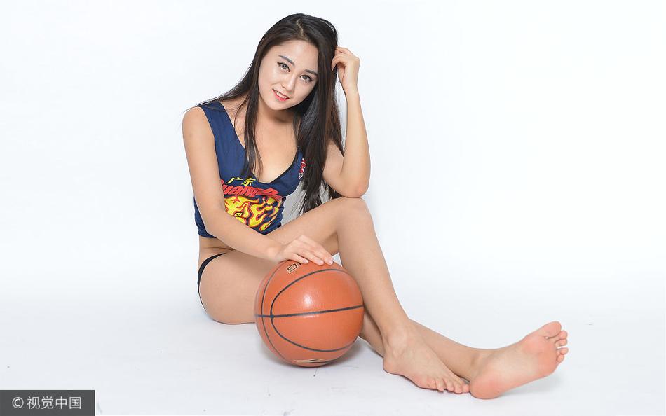 在球队暂停布置战术时，宏远宝贝们迅速占据场地中央，整齐划一的动作和自信的笑容，仿佛在用舞蹈为场上的将士们加油打气