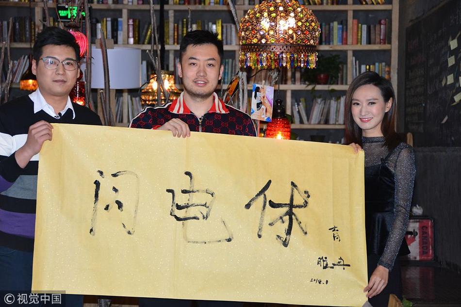 谈到受伤期间的煎熬,睢冉的神情变得凝重,他下意识地摸了摸自己受伤的脚踝,嘴角微微下垂,眼神中流露出一丝不易察觉的落寞与倔强。