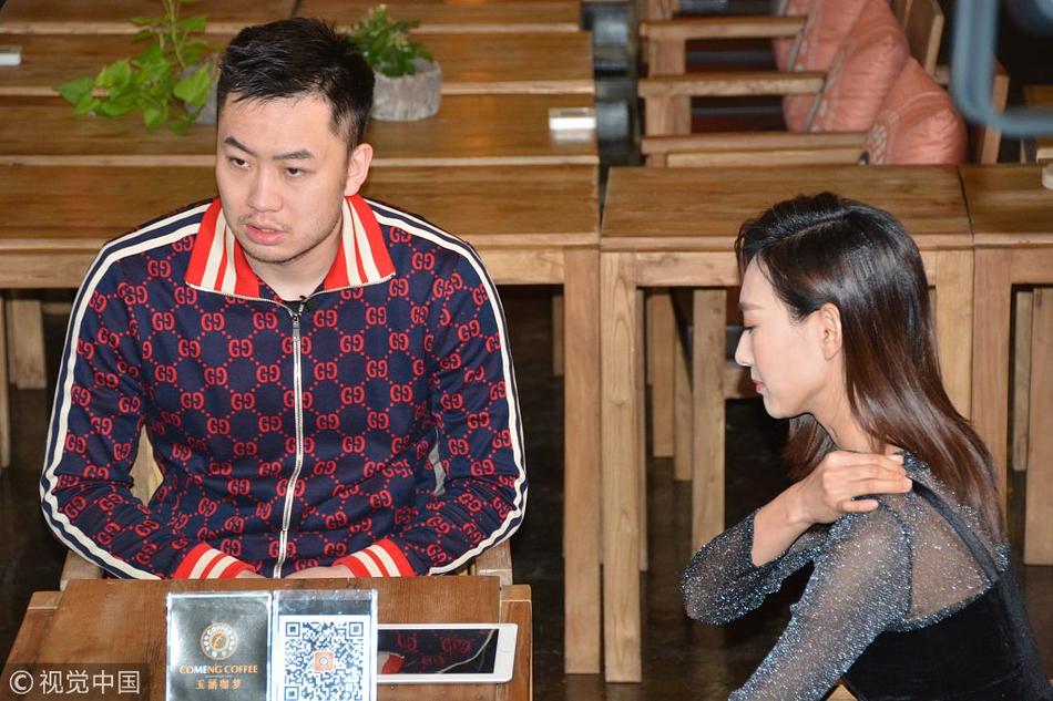 当主持人问及对未来比赛的期待时,睢冉紧握双拳,眼神坚定地望向远方,嘴角上扬露出标志性的自信笑容,那一抹浓密的胡须在灯光下显得格外醒目。