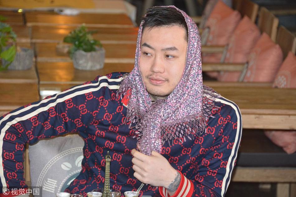 在明亮的演播室里,睢冉聊到动情处身体微微前倾,双手比划着战术手势,表情专注而严肃,仿佛正在给队友布置防守任务,展现出队长特有的担当。