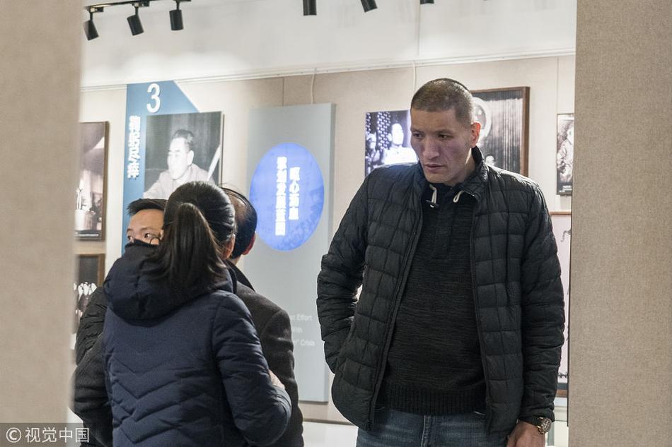 巴特尔凝视着周恩来总理的汉白玉坐像,目光深邃,仿佛在跨越时空的敬意中找寻初心