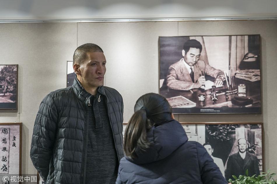 从高处俯瞰,巴特尔一行人行走在周恩来纪念馆的中轴线上,两侧剑碑无言,见证着这份来自体坛的敬意