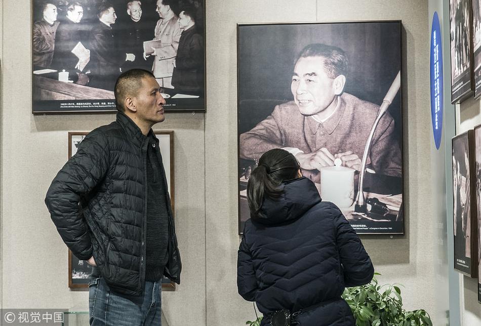 巴特尔与友人一同观看纪念馆内的历史照片,高大的背影在展板前显得格外专注,透着对历史的敬畏