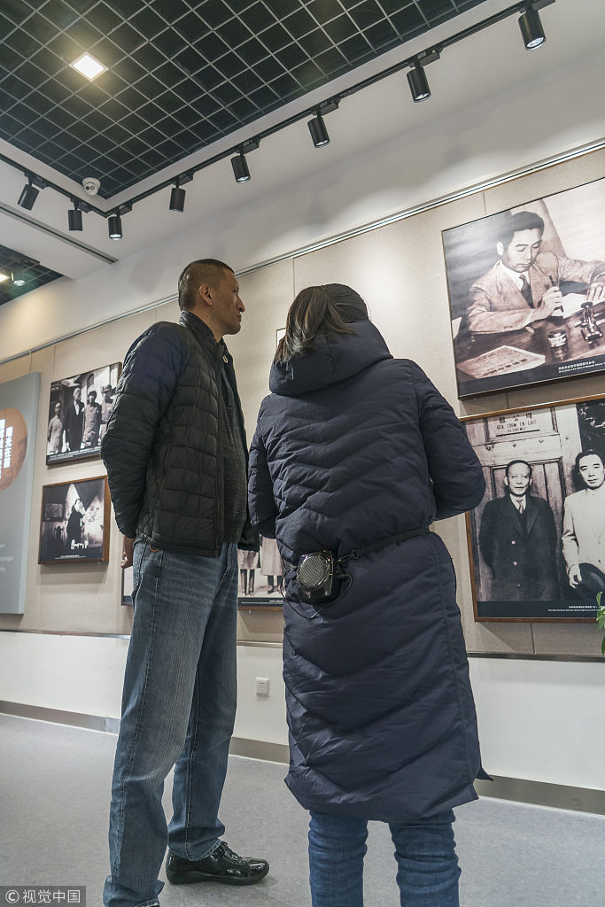 巴特尔结束瞻仰后步出纪念馆,冬日暖阳洒在他身上,这一刻他不仅是一位篮球巨星,更是一位虔诚的追思者