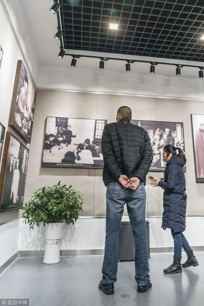 在周恩来遗物陈列馆附近,巴特尔神情肃穆地看向远方,背景是仿北京中南海西花厅的建筑一角