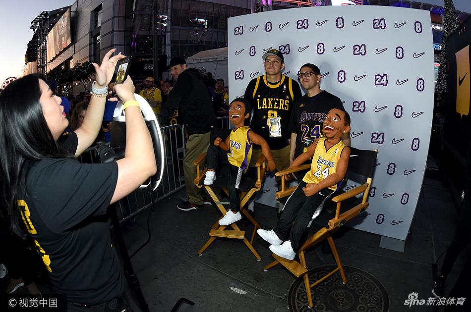 科比球衣退役让洛杉矶全城狂欢