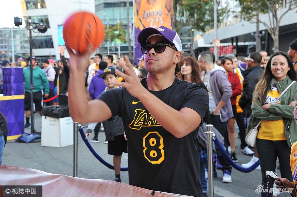 科比球衣退役让洛杉矶全城狂欢