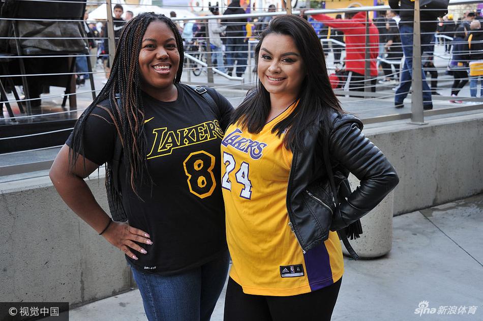 科比球衣退役让洛杉矶全城狂欢