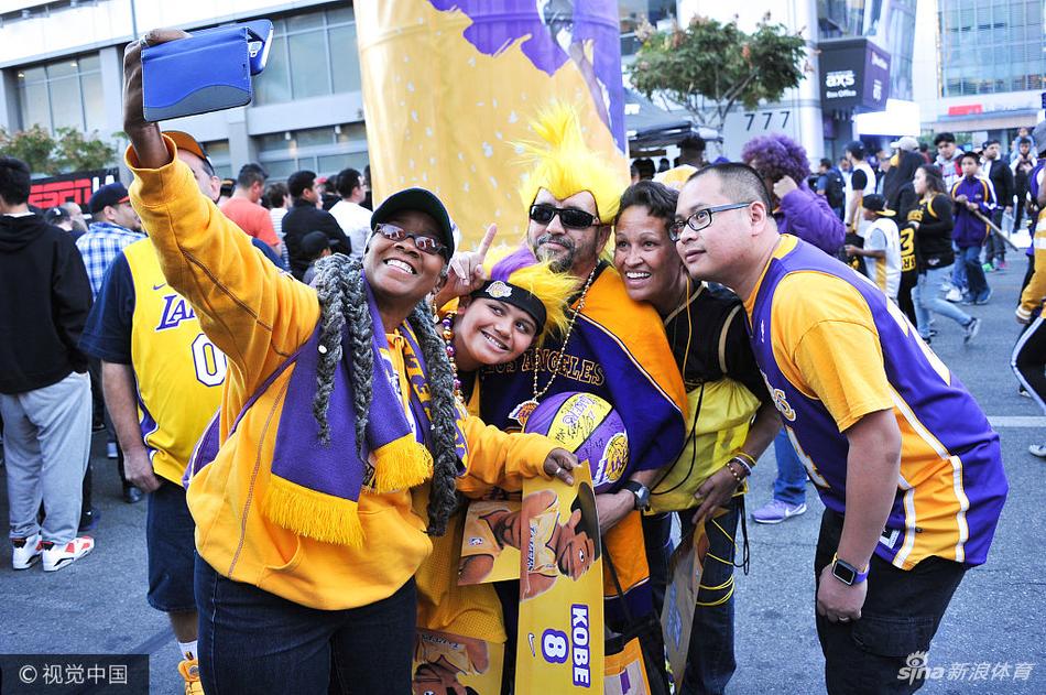 科比球衣退役让洛杉矶全城狂欢