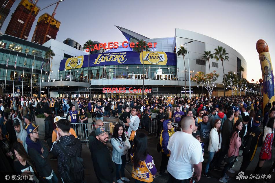 科比球衣退役让洛杉矶全城狂欢