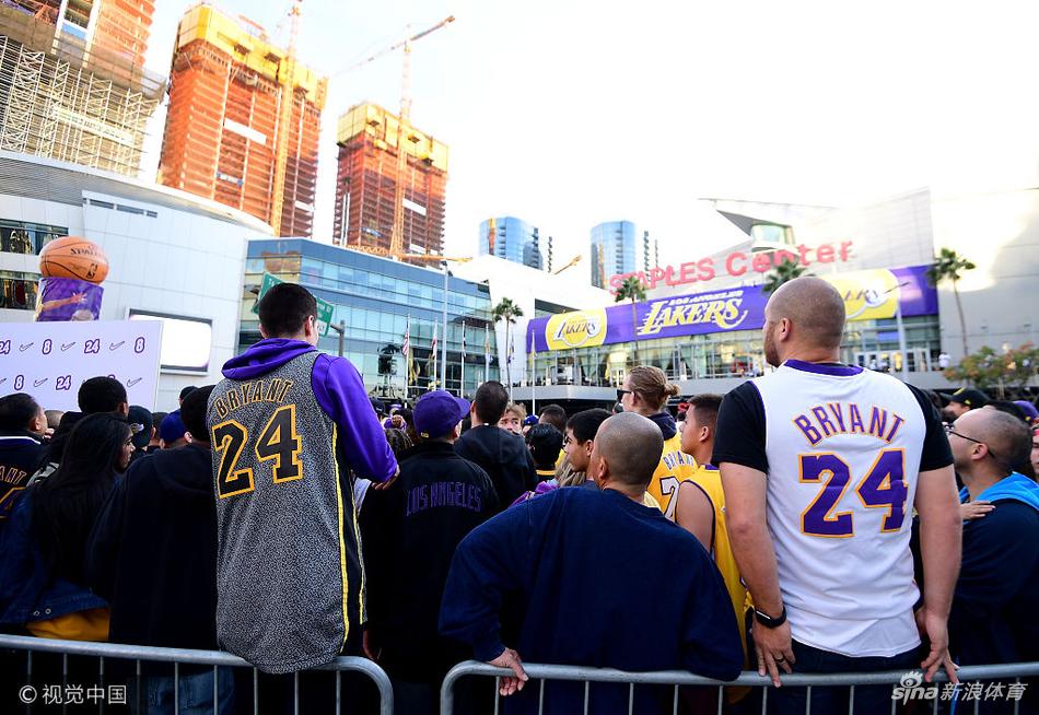 科比球衣退役让洛杉矶全城狂欢