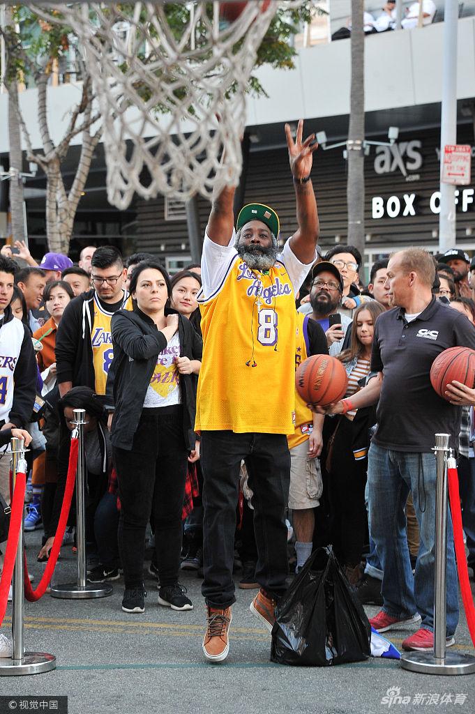 科比球衣退役让洛杉矶全城狂欢