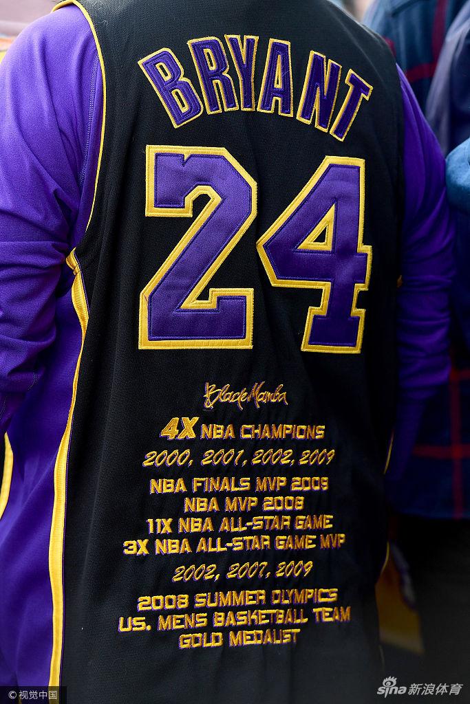 科比球衣退役让洛杉矶全城狂欢