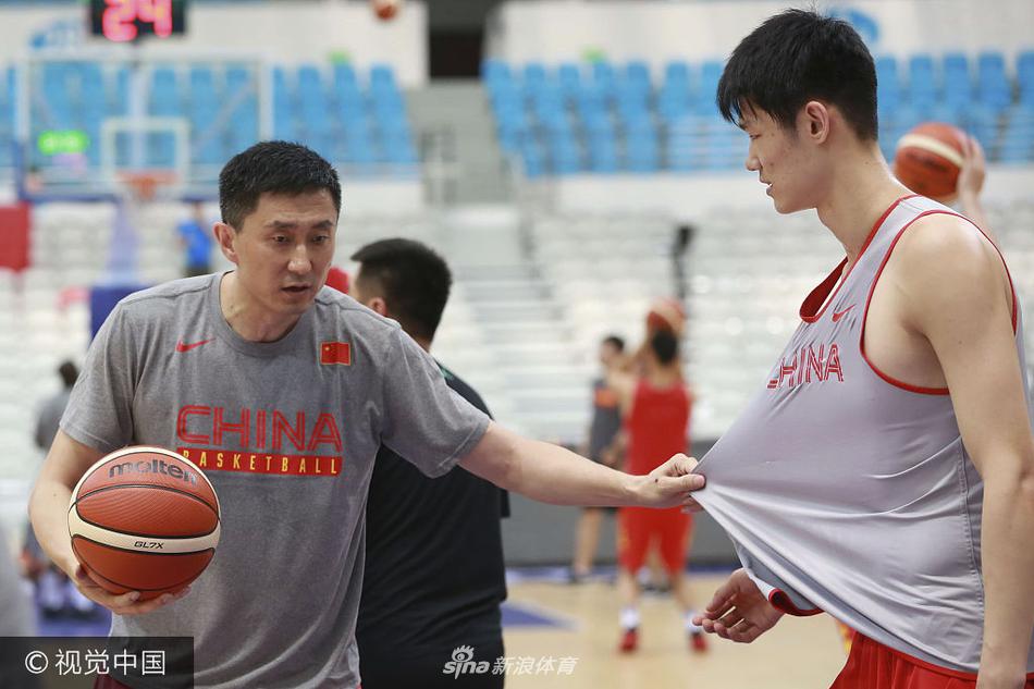 主帅杜锋在训练课上亲自为内线球员做动作示范,神情专注,手势标准,将丰富的比赛经验倾囊相授。