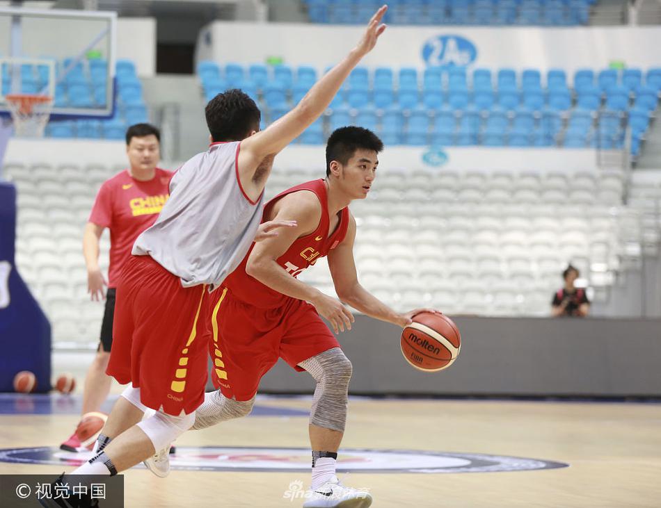 胡金秋在内卡要位,年轻的脸上写满专注,他张开手臂试图接球,面前是虎视眈眈的防守队友。