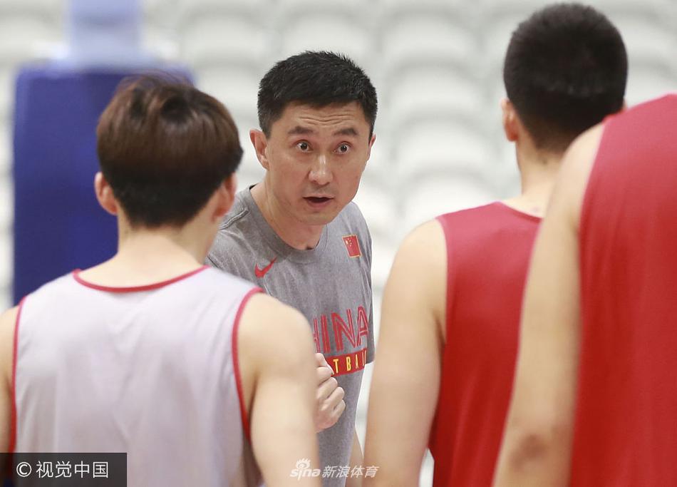 内线悍将韩德君在低位防守小个子后卫,虽然身高体重占据绝对优势,但他依然降低重心,态度认真地封堵对手的突破路线。