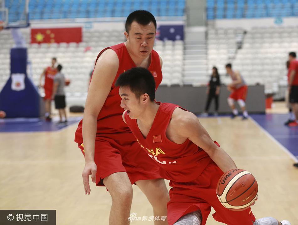 教练组围在一起讨论战术,杜锋站在中间拿着战术板写写画画,球员们或弯腰倾听,或点头领会,团队凝聚力在这一刻尽显。