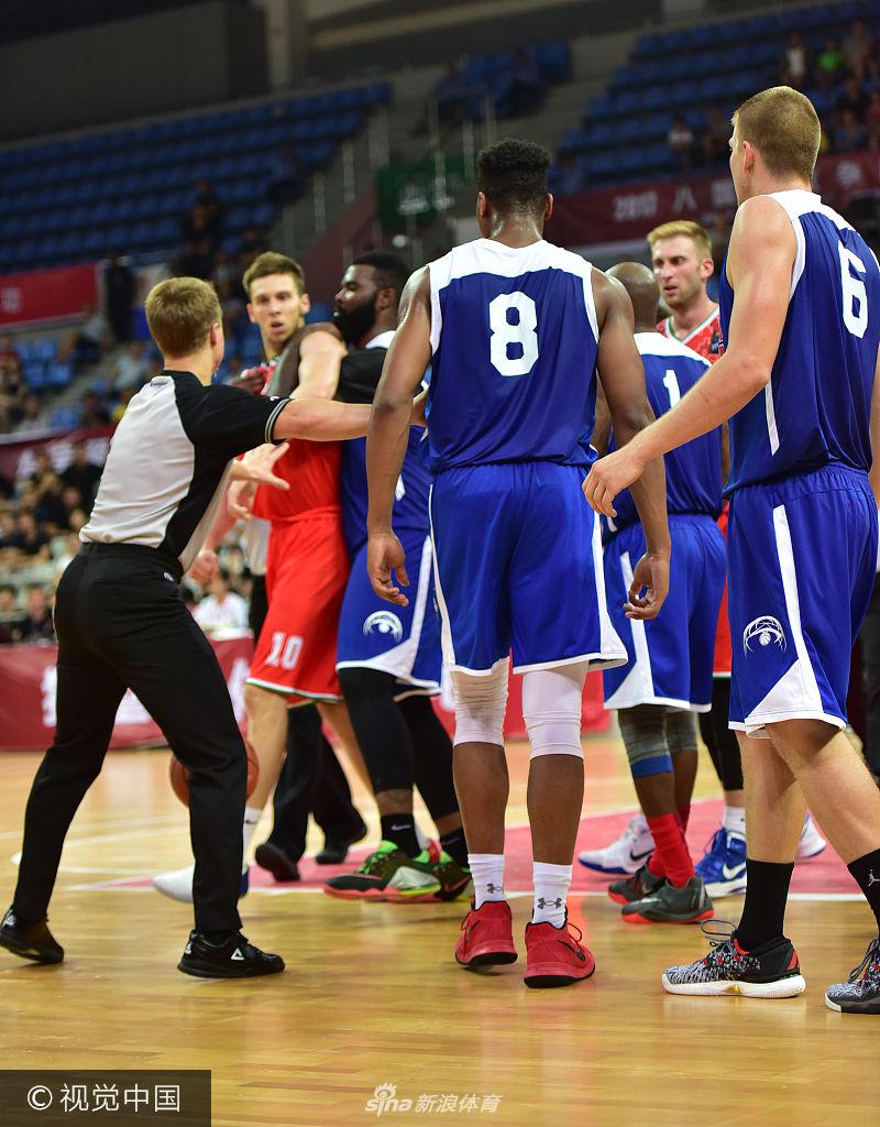 一位美国队后卫在严密防守下腾空而起,身体在空中完全舒展,篮球从他的指尖轻柔飞出,划过一道彩虹般的优美弧线直奔篮筐。