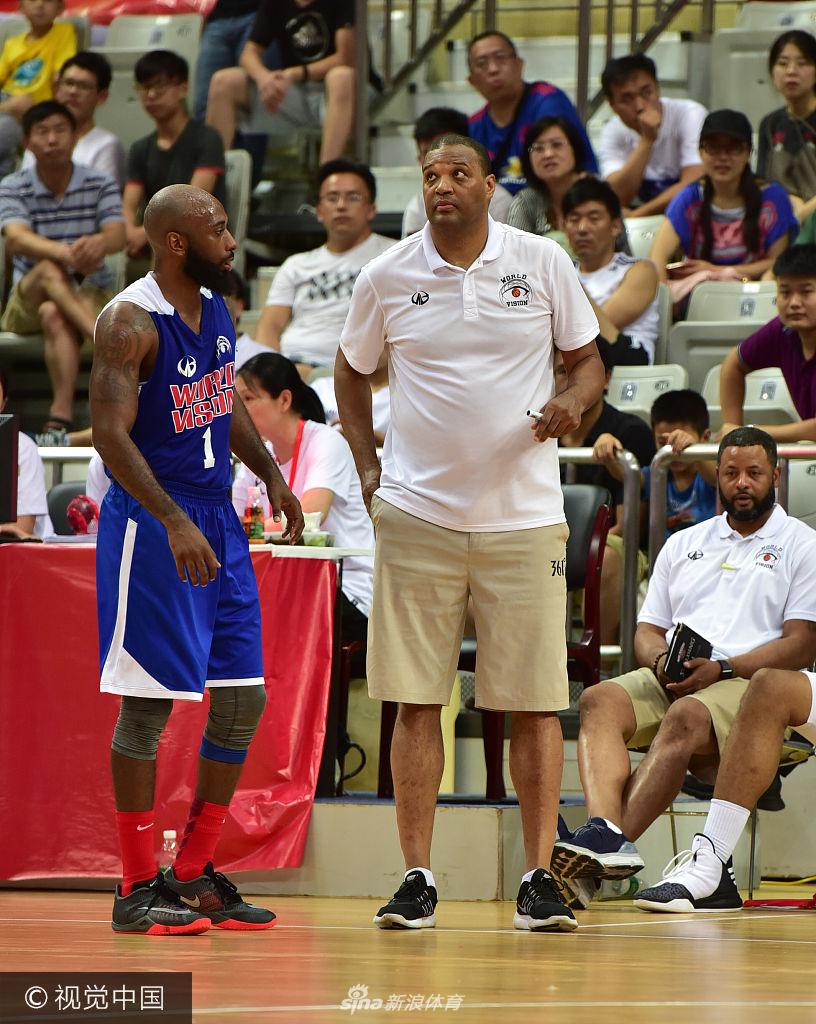 美国队教练在场边挥拳怒吼,汗水浸透了他的衬衫,每一个手势都传递着战术指令,他的激情点燃了整个替补席的斗志。