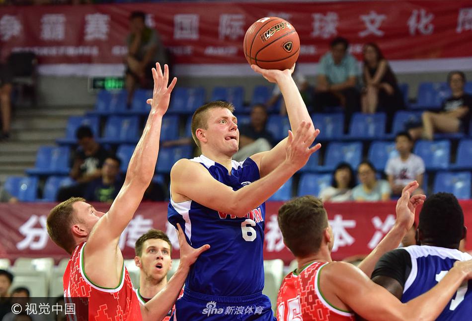 美国队球员犹如一道黑色闪电,持球加速突破白俄罗斯队员构筑的坚固防线,整个体育馆的空气仿佛都因这次突破而凝固。