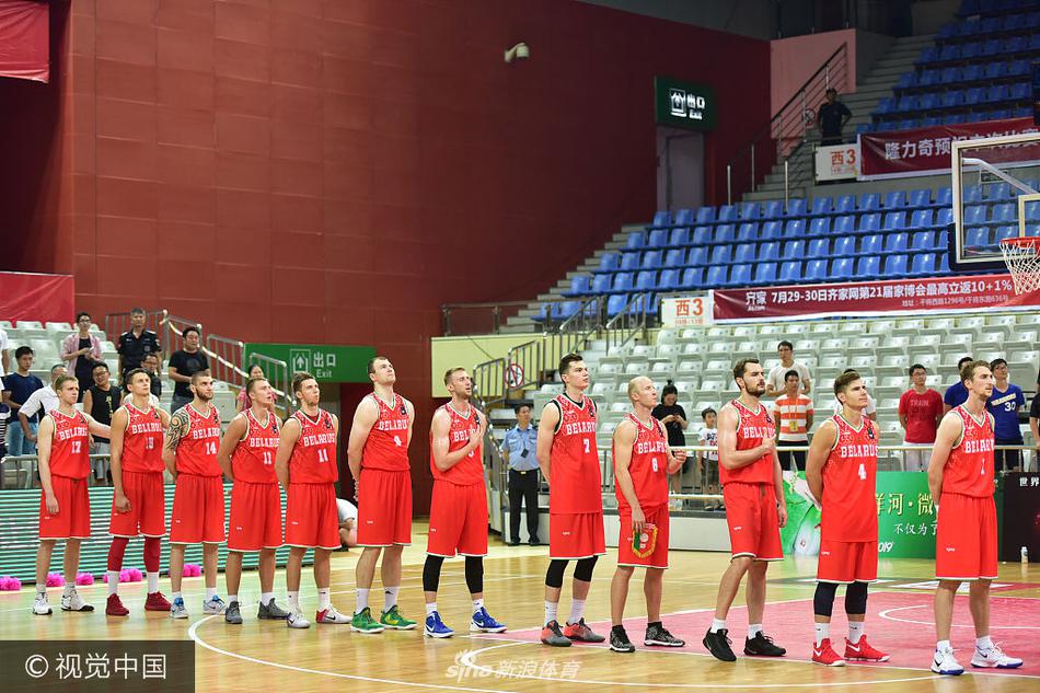 白俄罗斯队的中锋在三人包夹的红色海洋中强势起跳,他的指尖轻轻一拨,篮球改变方向落入队友怀中,团队篮球的智慧在此刻闪光。