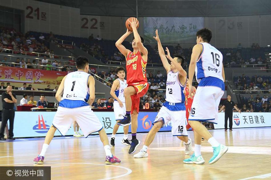 深圳队孟铎面对旧主毫不手软，在三分线外坚决出手，皮球划过一道完美弧线直钻网窝，引爆全场欢呼。