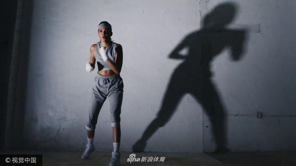 格里芬女友詹娜圣诞运动写真