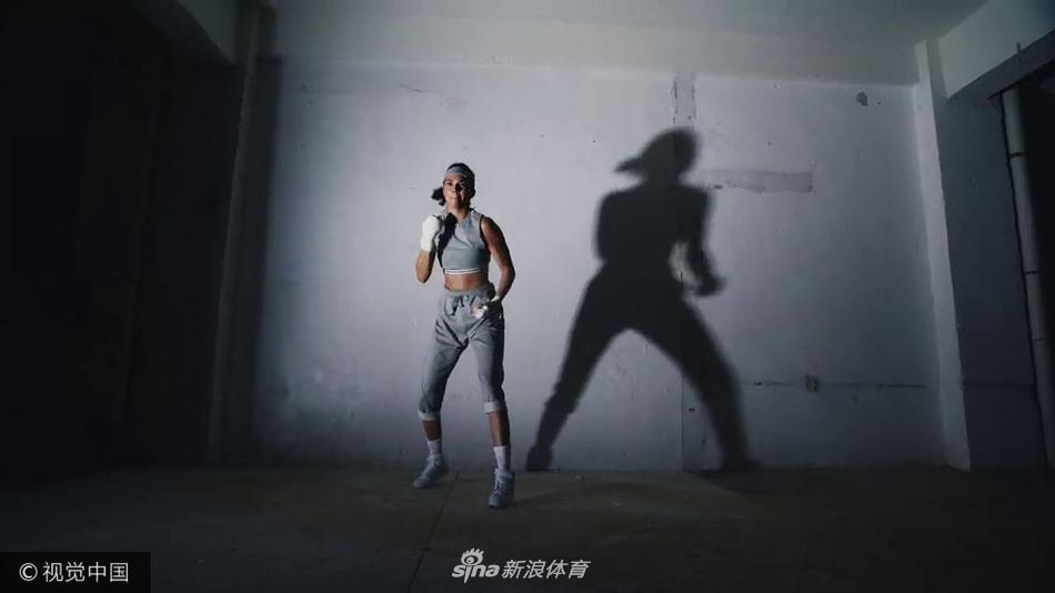 格里芬女友詹娜圣诞运动写真