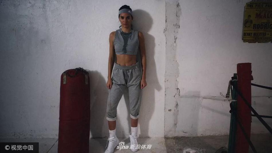 格里芬女友詹娜圣诞运动写真