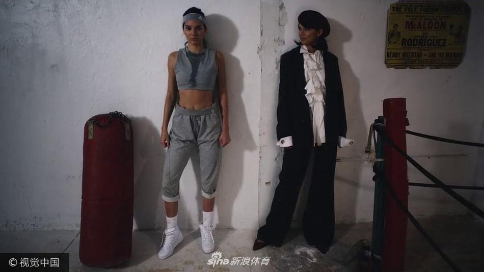 格里芬女友詹娜圣诞运动写真