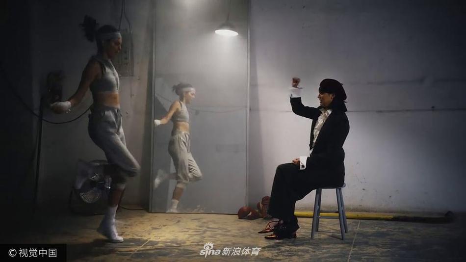 格里芬女友詹娜圣诞运动写真