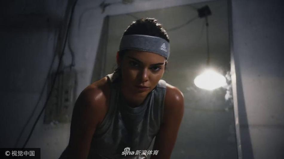 格里芬女友詹娜圣诞运动写真