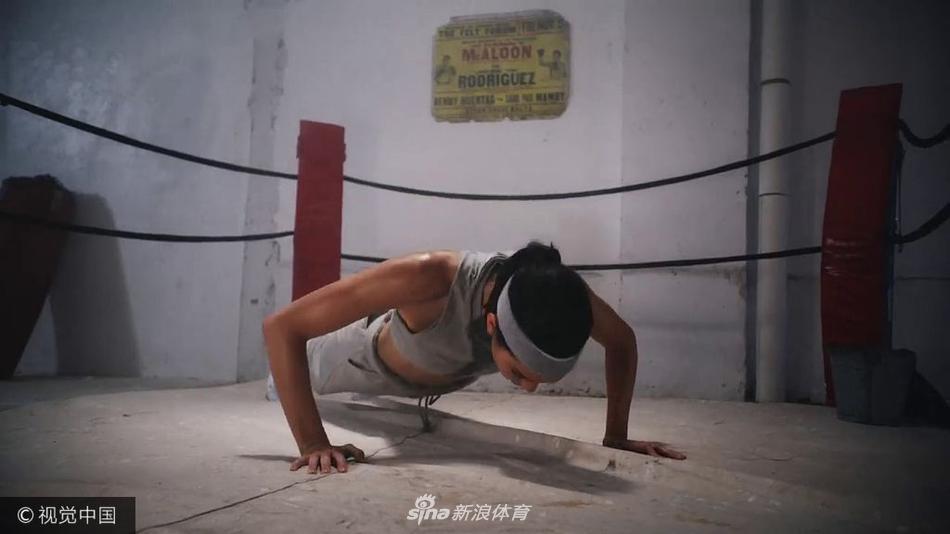 格里芬女友詹娜圣诞运动写真