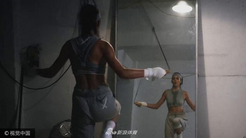 格里芬女友詹娜圣诞运动写真