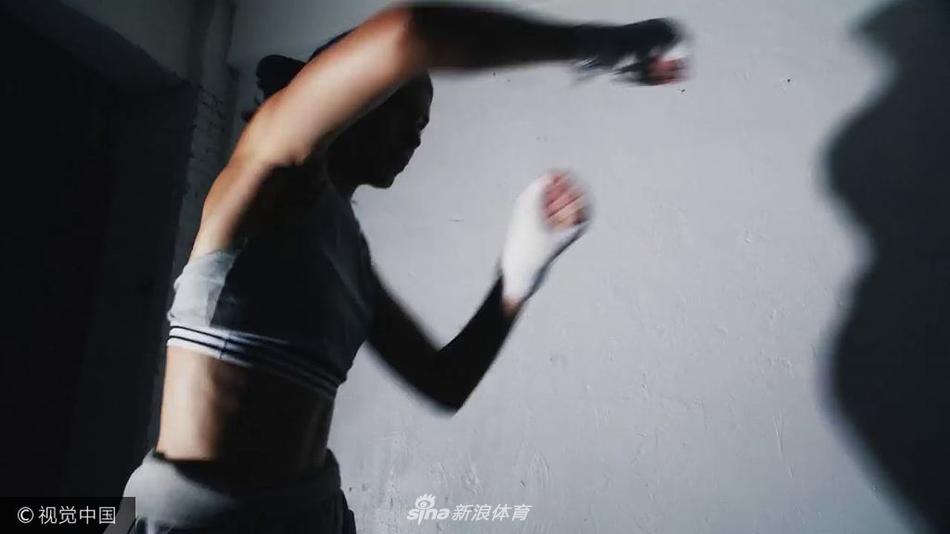 格里芬女友詹娜圣诞运动写真