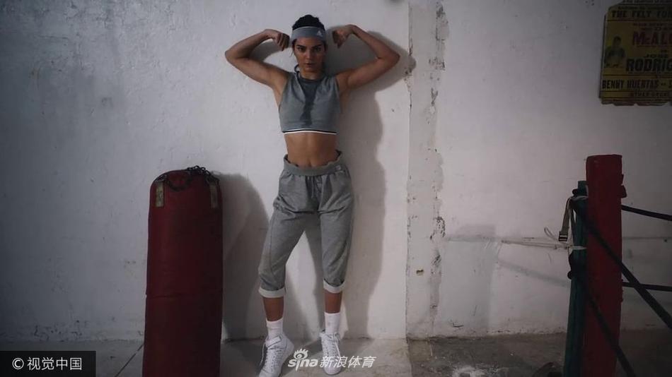 格里芬女友詹娜圣诞运动写真