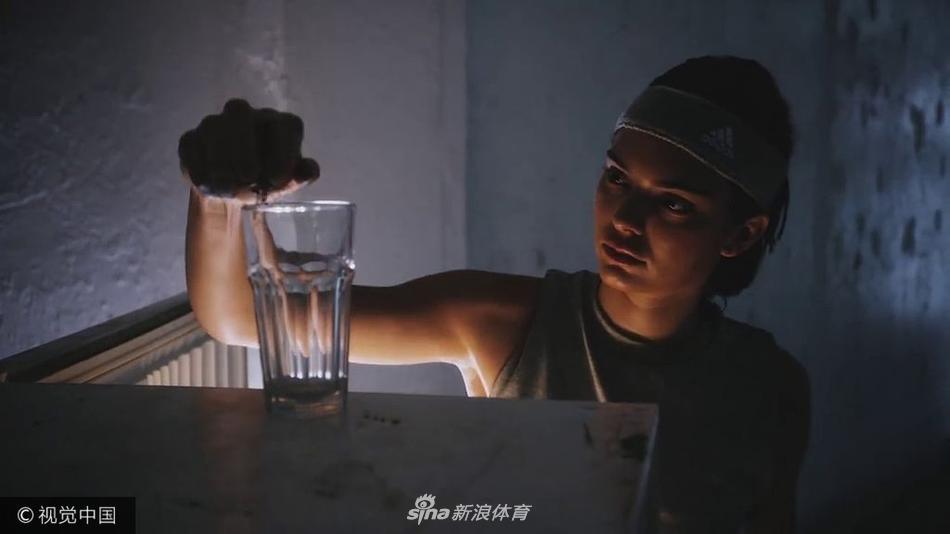 格里芬女友詹娜圣诞运动写真