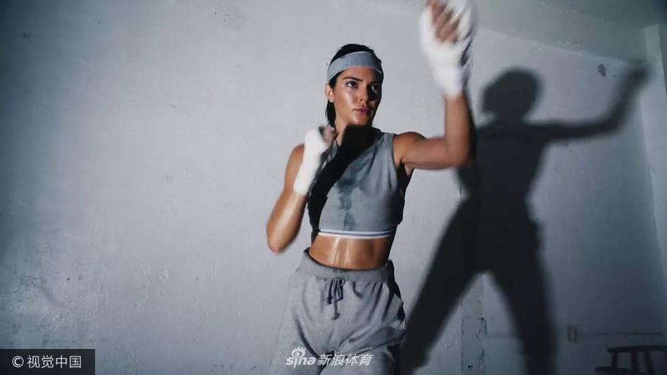 格里芬女友詹娜圣诞运动写真