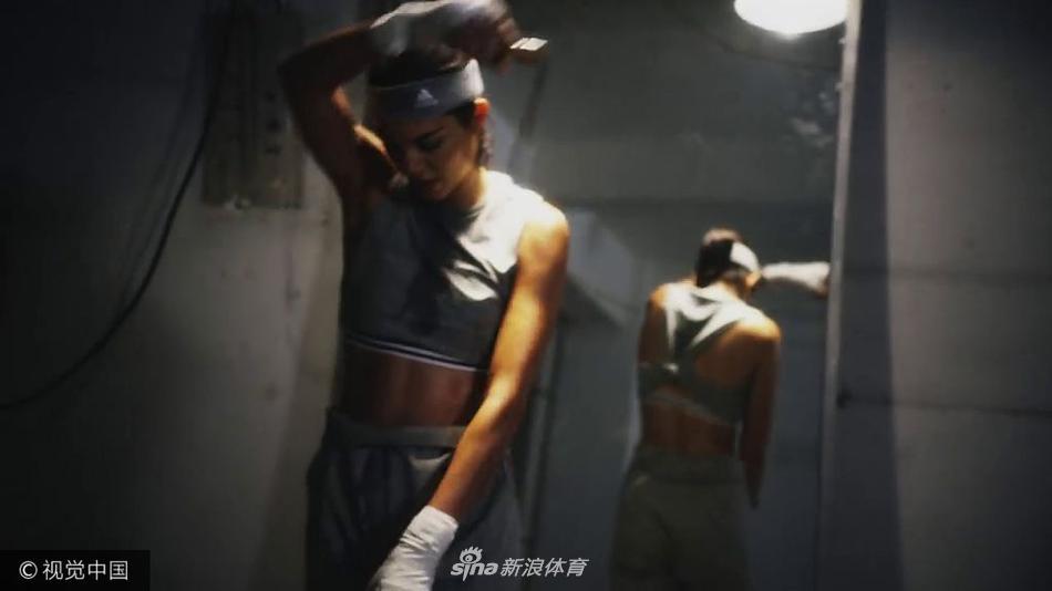 格里芬女友詹娜圣诞运动写真