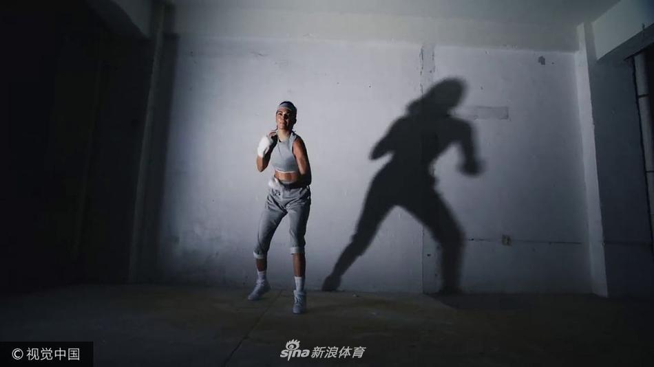 格里芬女友詹娜圣诞运动写真