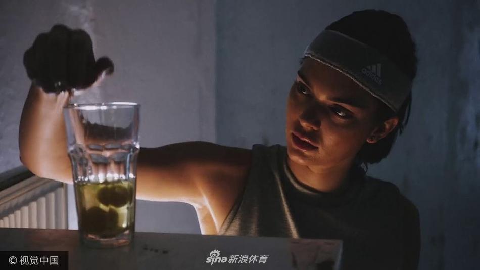 格里芬女友詹娜圣诞运动写真