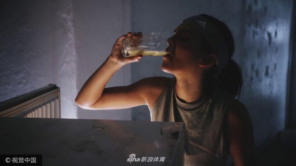 格里芬女友詹娜圣诞运动写真