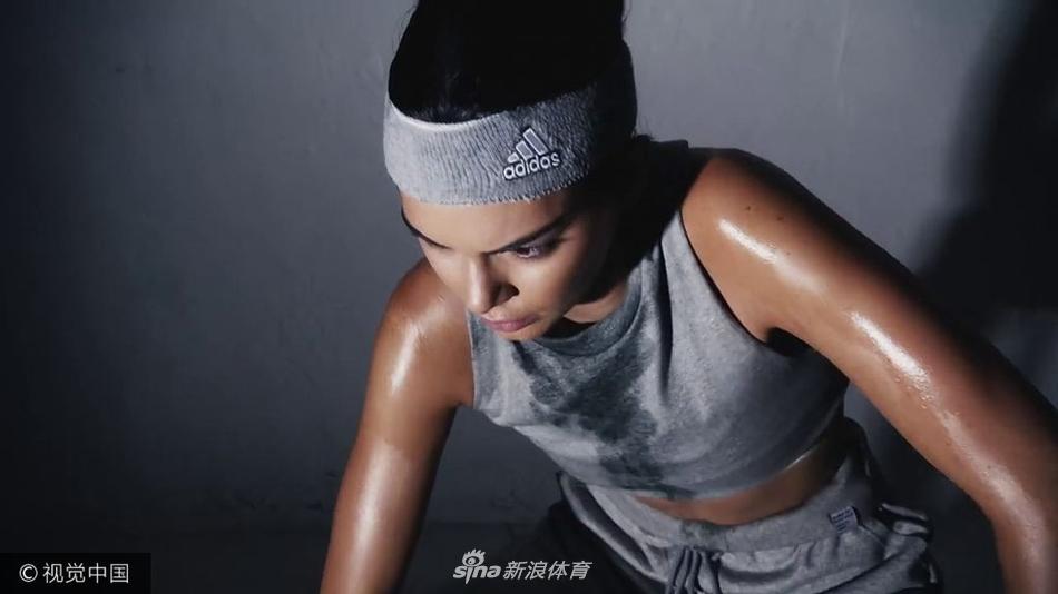 格里芬女友詹娜圣诞运动写真