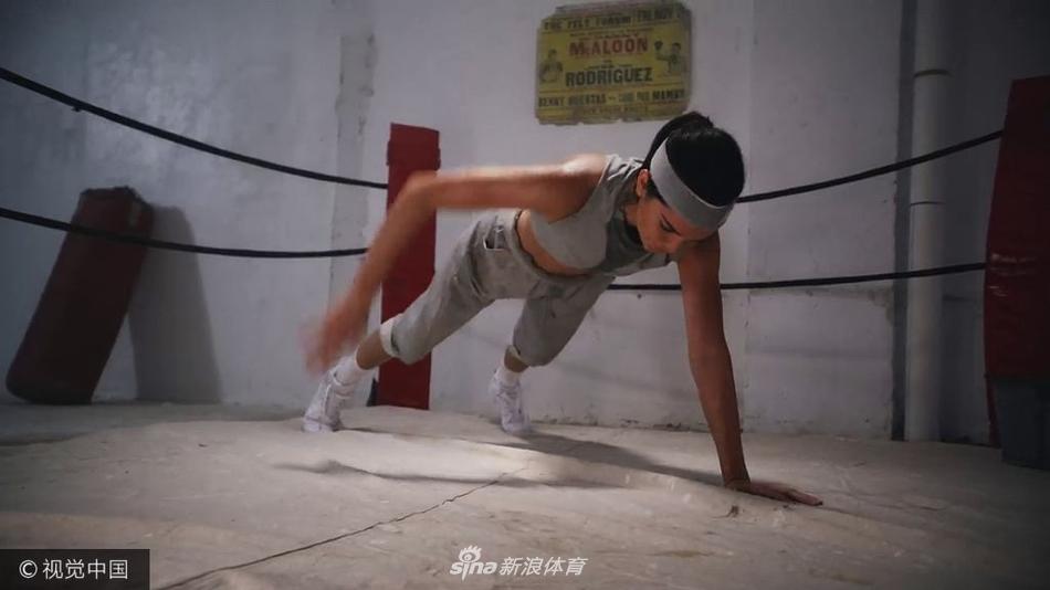 格里芬女友詹娜圣诞运动写真